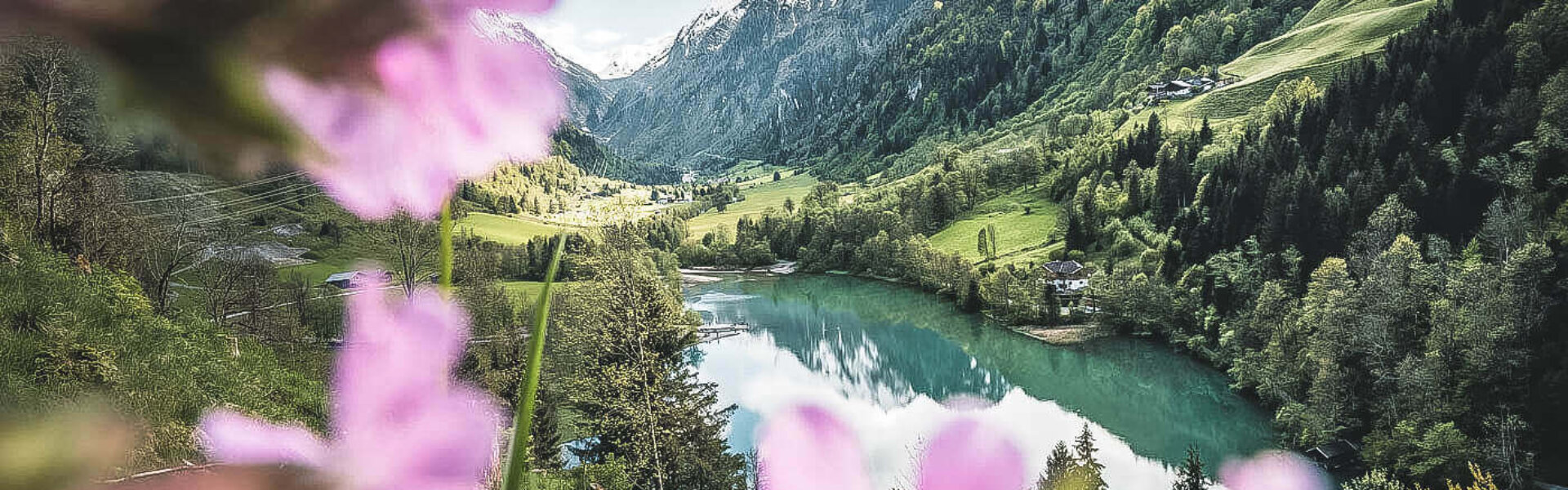 Blick auf eine malerischer Landschaft mit Bergen und See