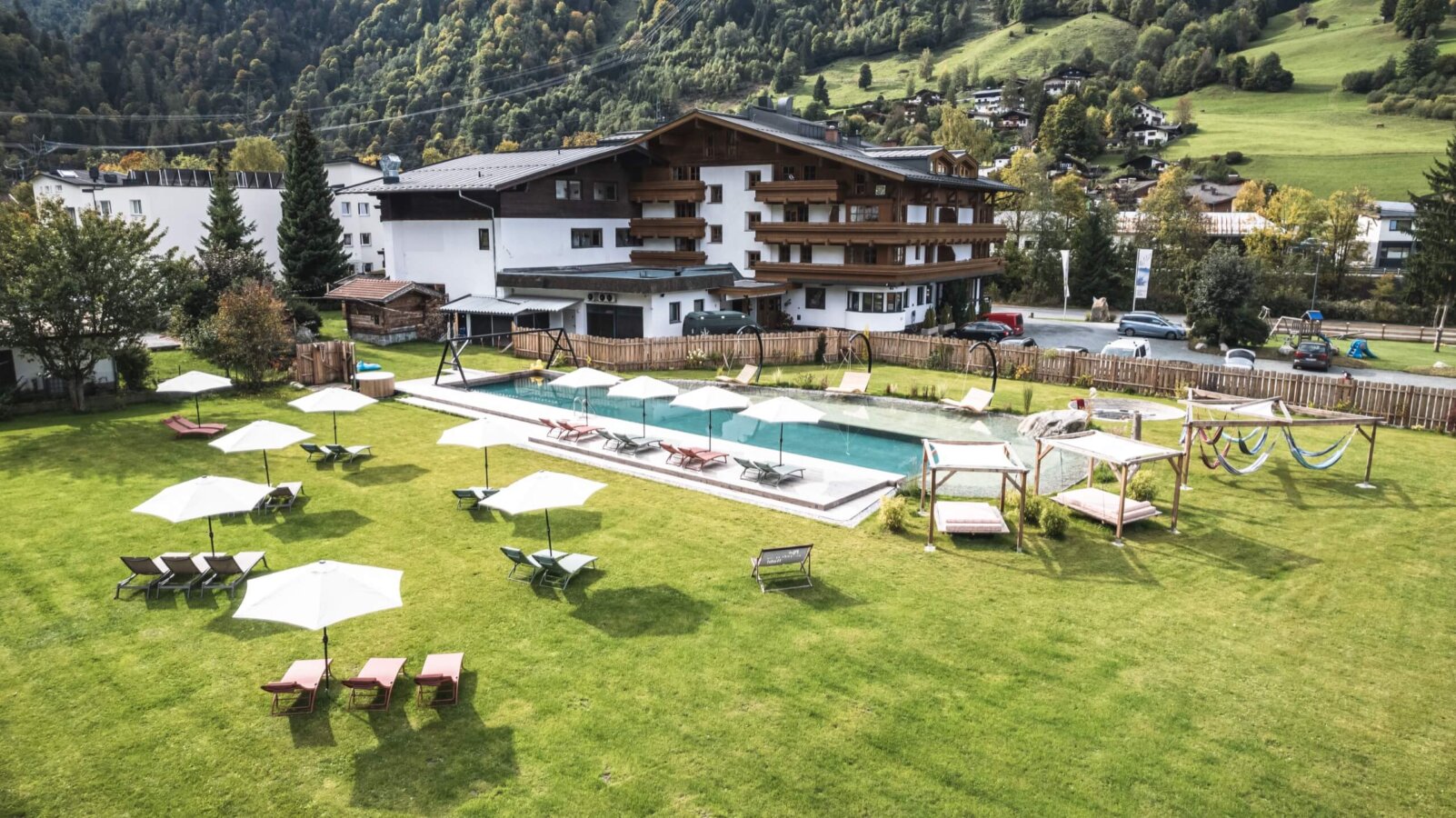 Das Hotel Falkenstein mit dem großflächigen Falkenstein Garten mit Naturbadeteich