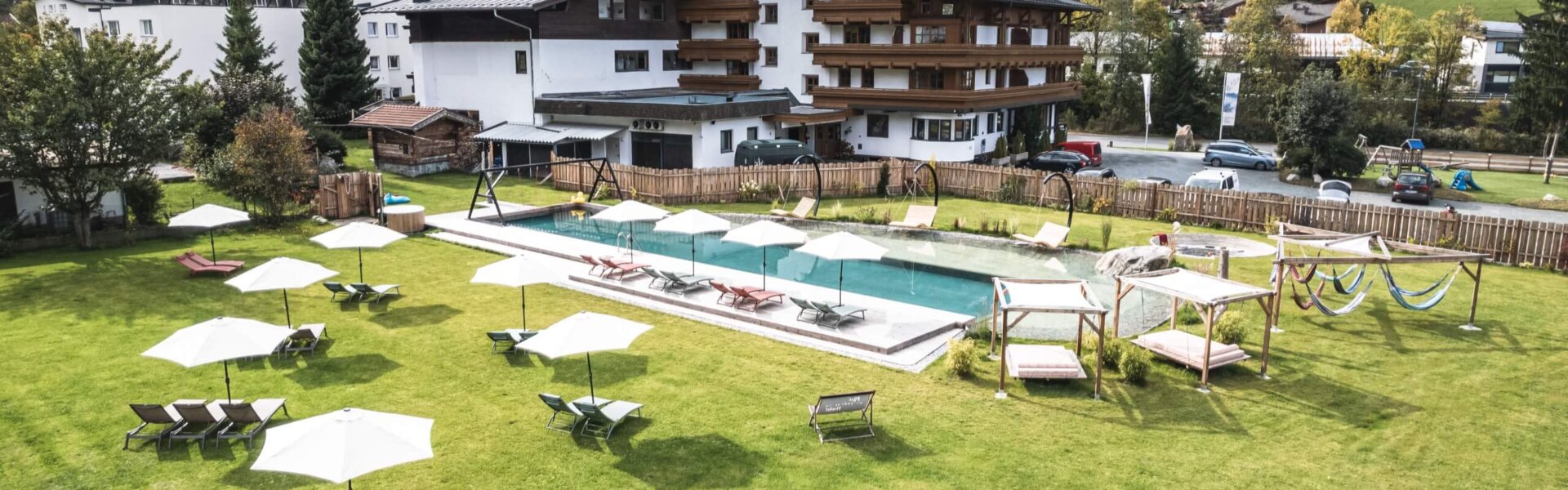 Das Hotel Falkenstein mit dem großflächigen Falkenstein Garten mit Naturbadeteich