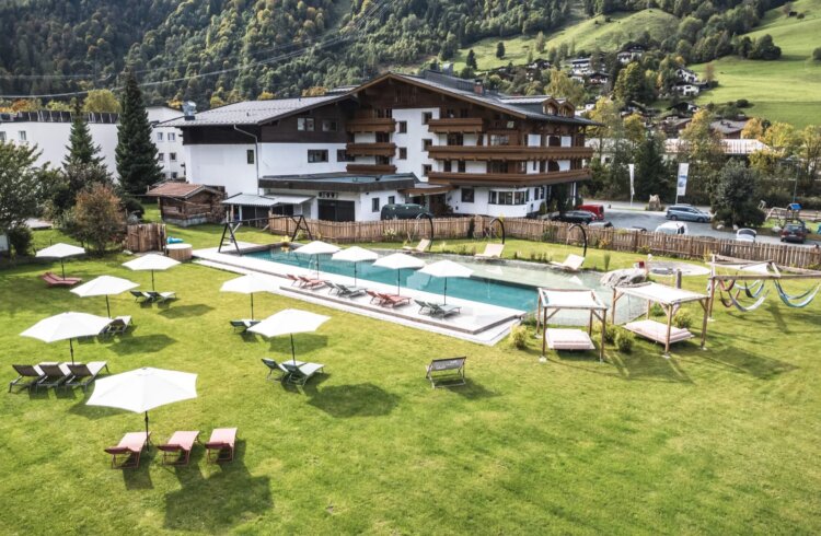 Das Hotel Falkenstein mit dem großflächigen Falkenstein Garten mit Naturbadeteich
