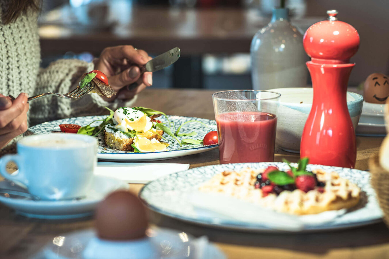 Eggs Benedict und ein Smoothie als Frühstück