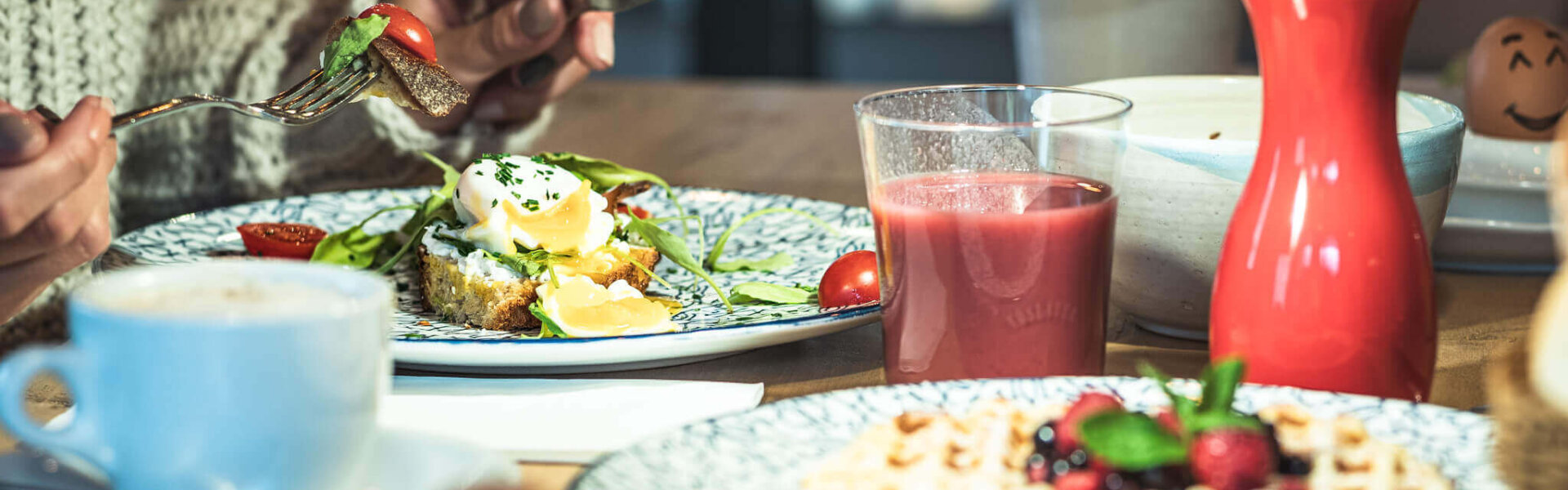 Eggs Benedict und ein Smoothie als Frühstück