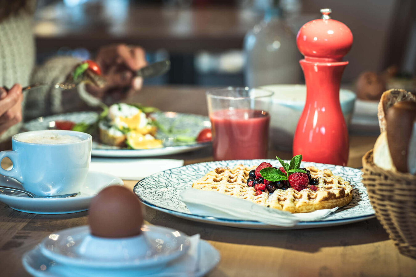Waffeln mit Beeren und ein Smoothie als Frühstück
