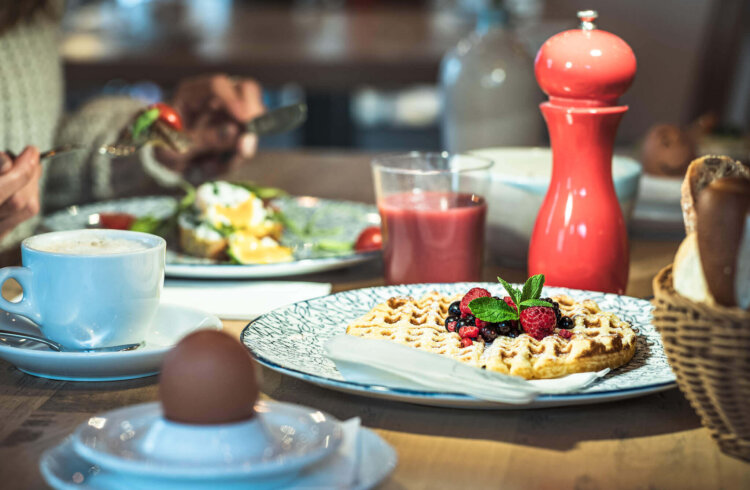 Waffeln mit Beeren und ein Smoothie als Frühstück