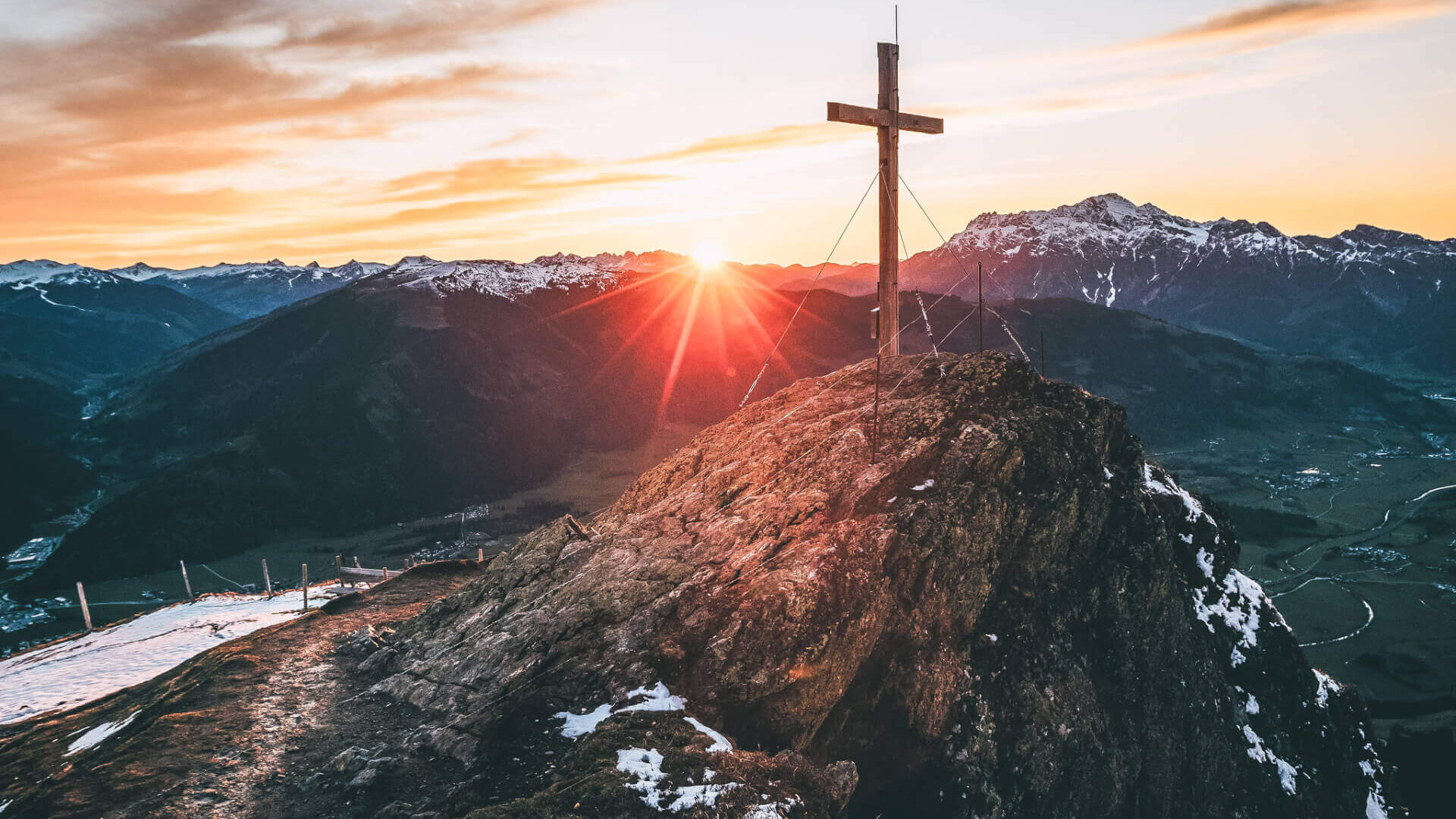 Gipfelkreuz und Sonnenuntergang