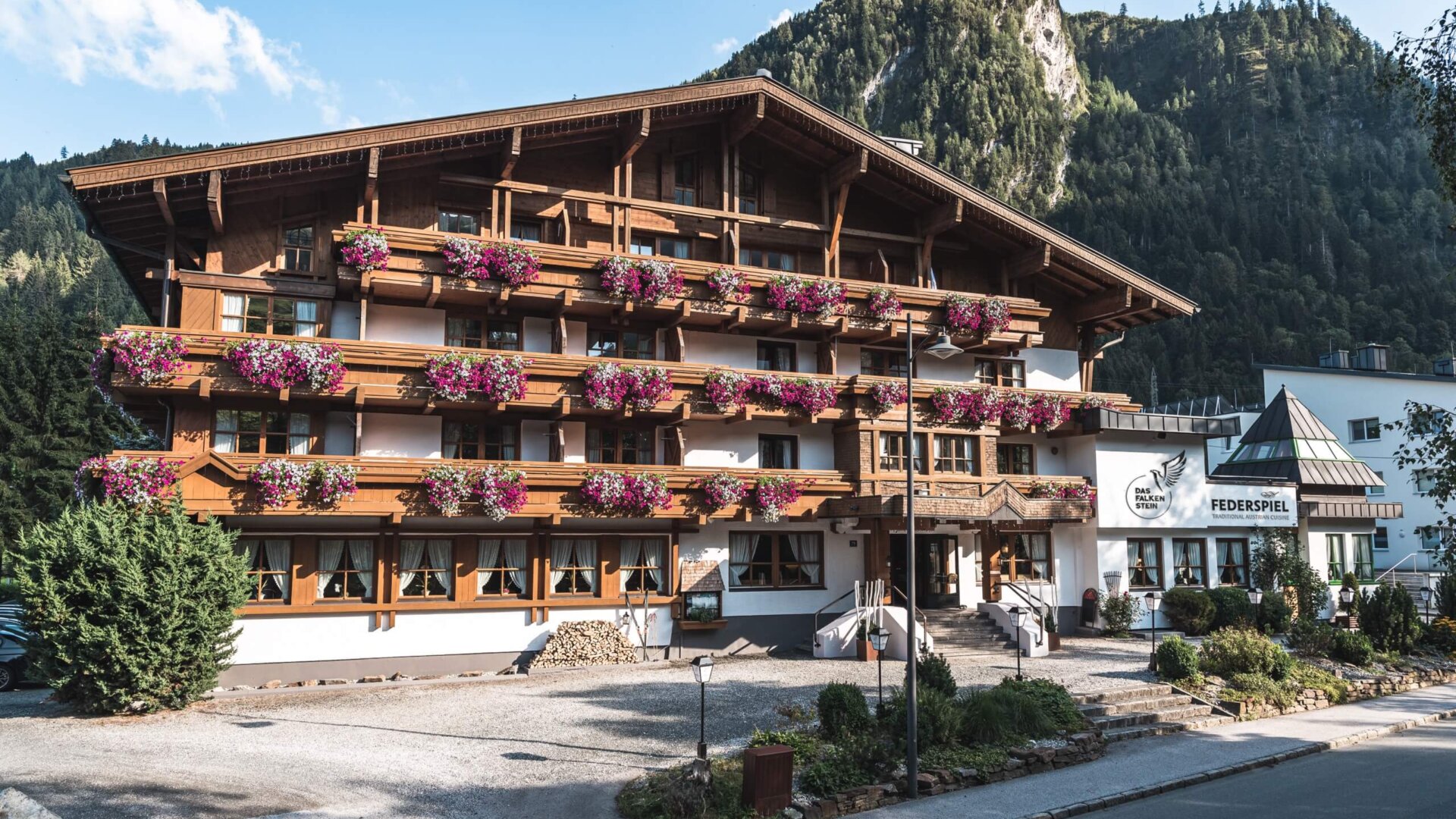 Das Hotel Falkenstein am Fuße der Falkenbachwand im Sommer