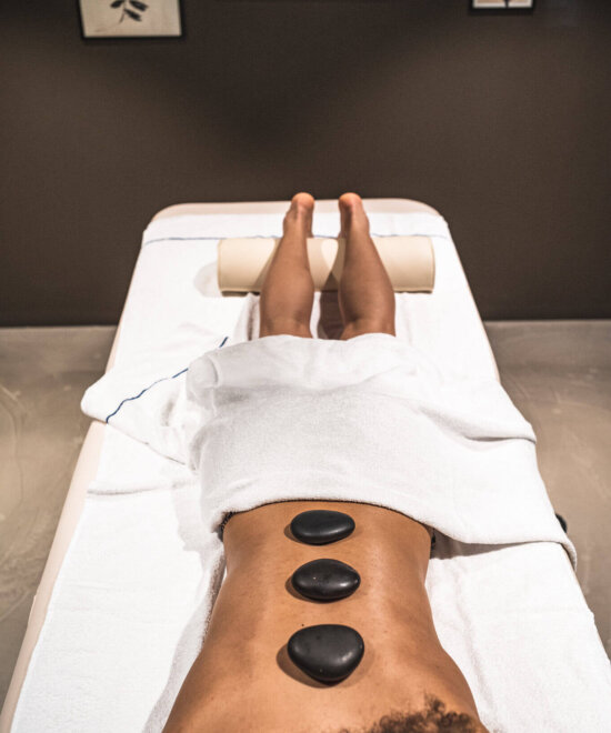Frau während Hot Stone Massage