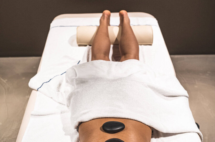 Frau während Hot Stone Massage