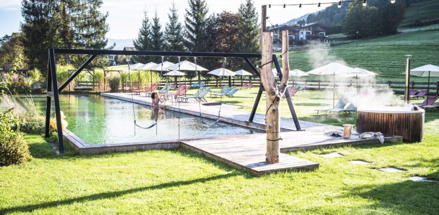 Naturbadeteich im Garten des Hotels CORE Kapruns