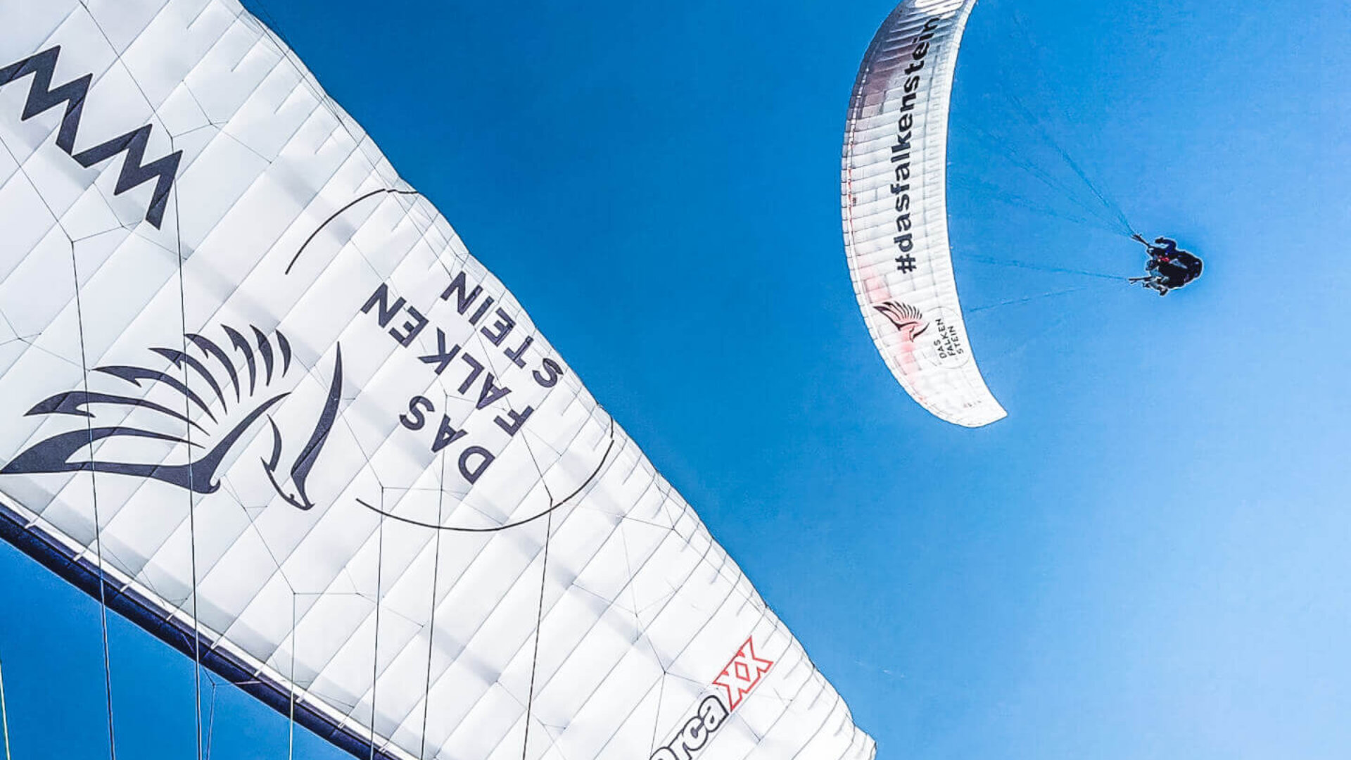 Zwei Paragleitschirme schwebend über Kaprun, Falken Air