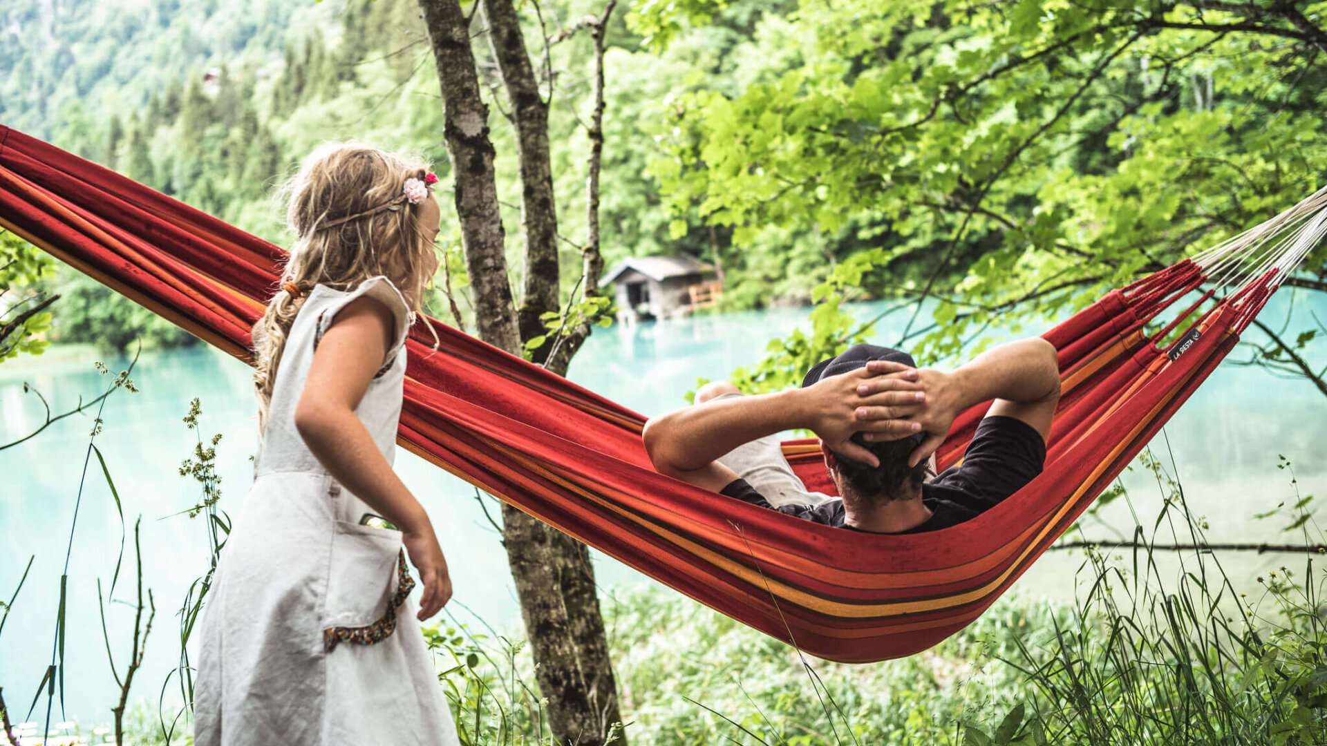 Vater und Tochter relaxen in der Hängematte