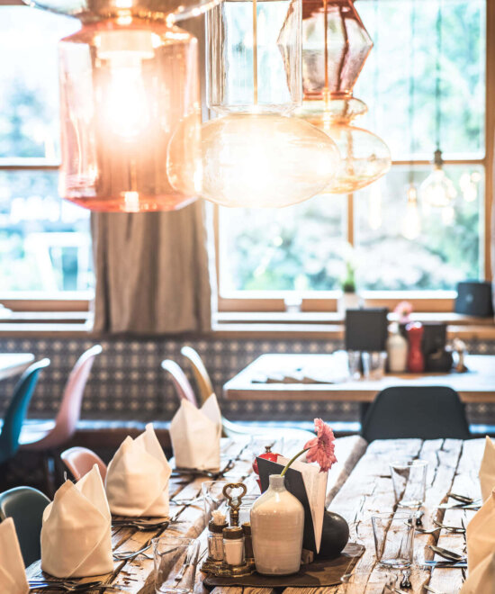 Aufgedeckter Tisch im Restaurant Federspiel