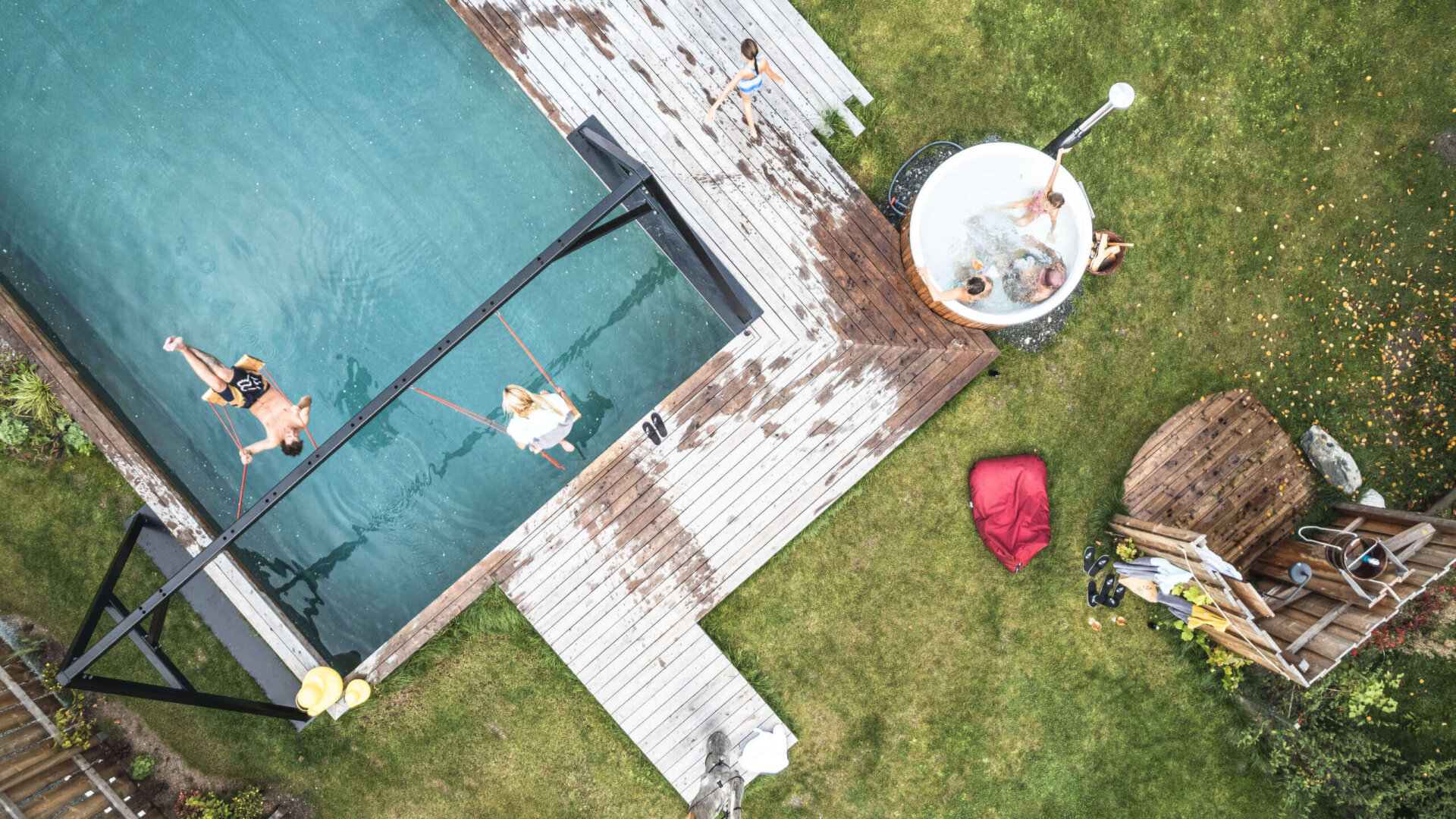Naturbadeteich mit Jacuzzi und Schaukeln von oben