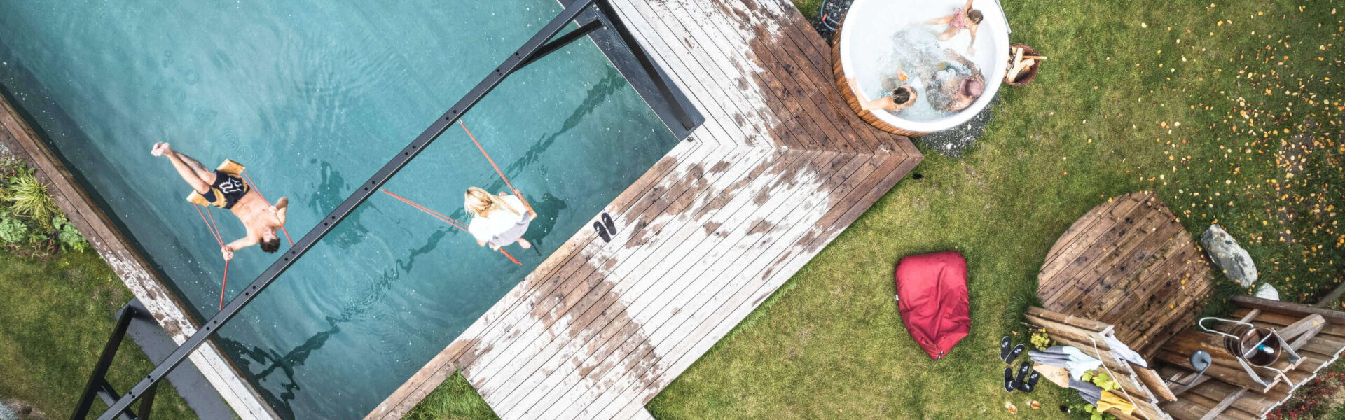 Naturbadeteich mit Jaccusi und Schaukeln von oben