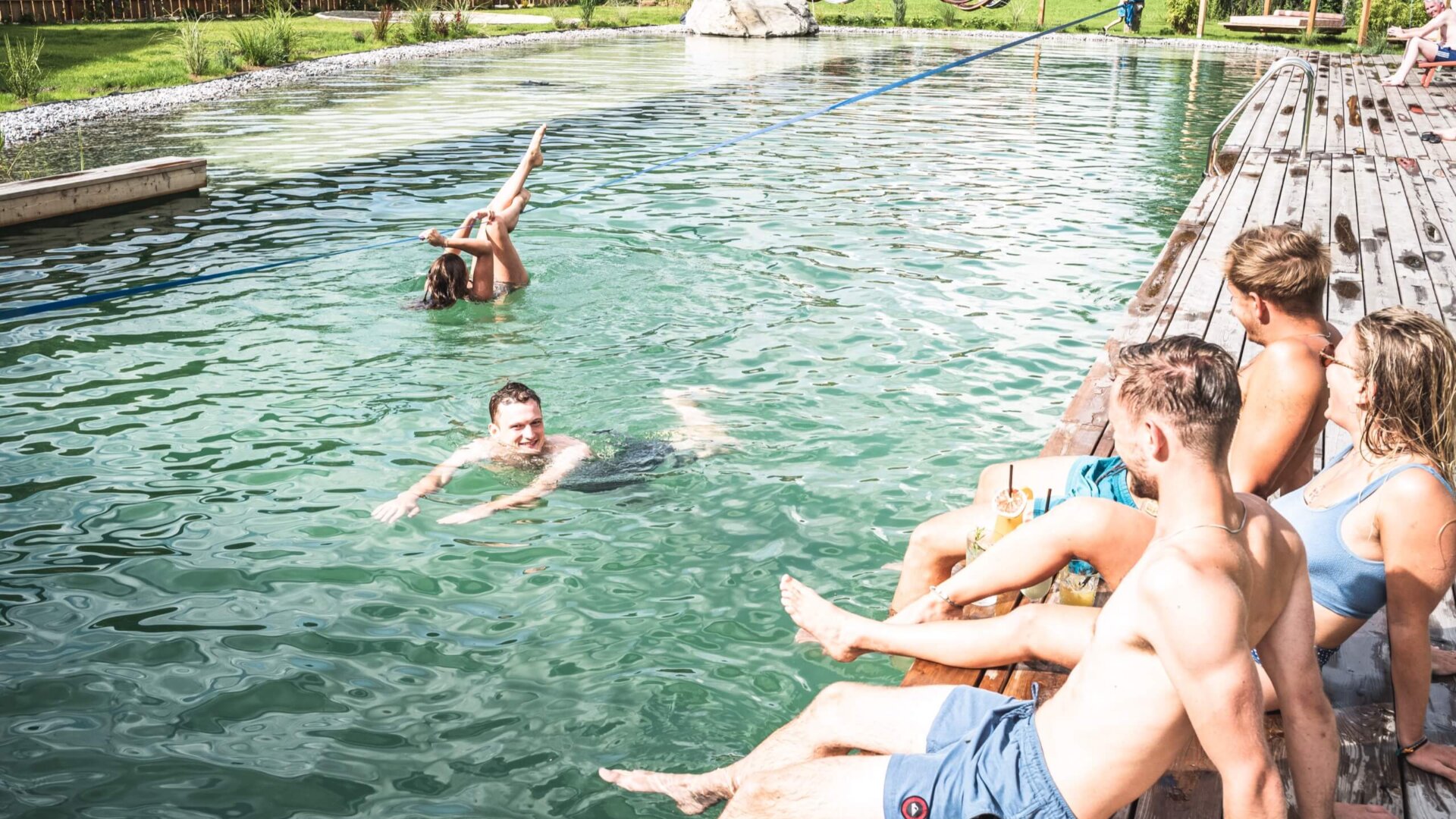 Freunde, Spaß, Slacklinen am Naturbadeteich im Falkenstein in Kaprun