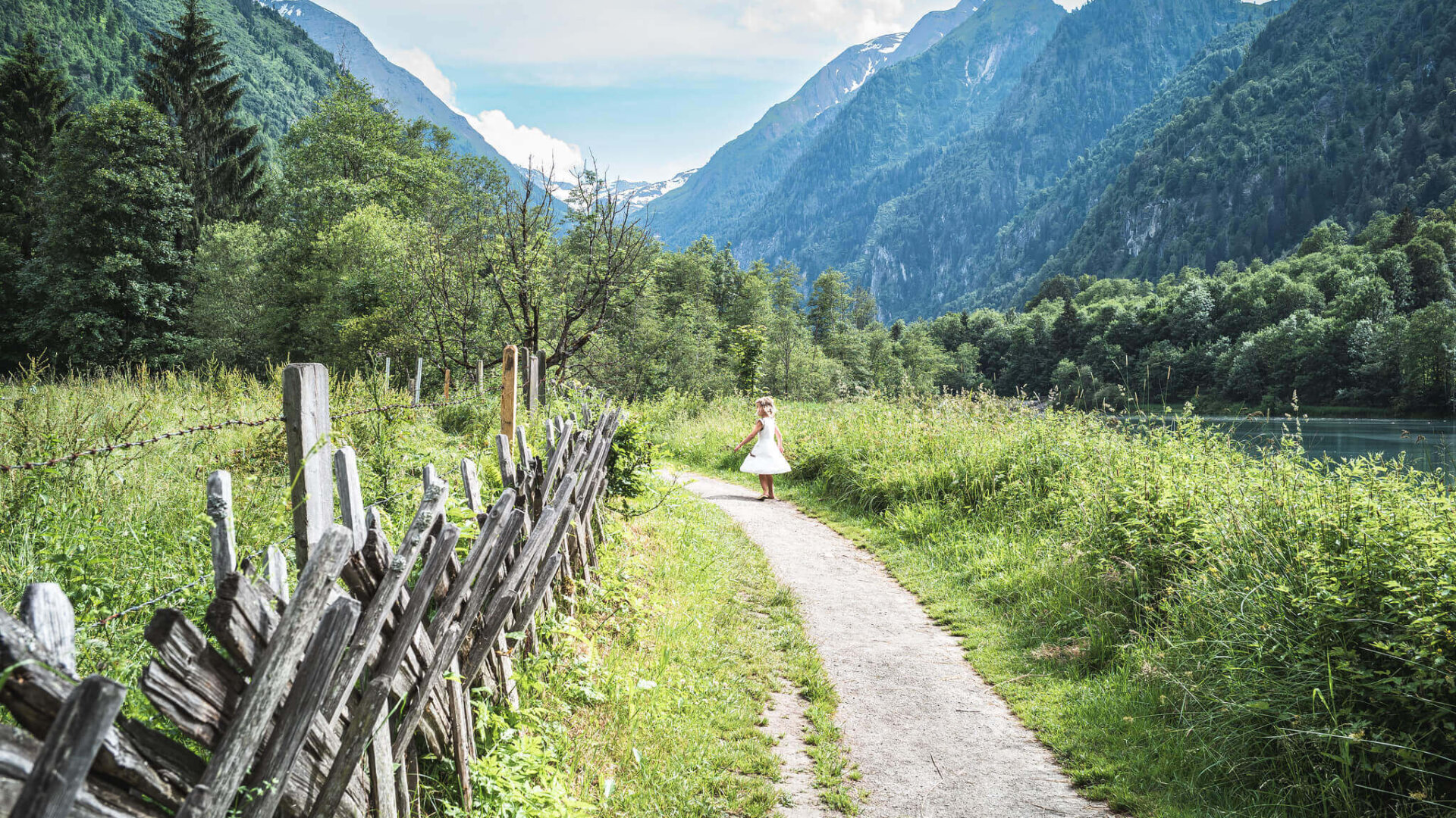 Mädchen bei einem Spaziergang in Kaprun