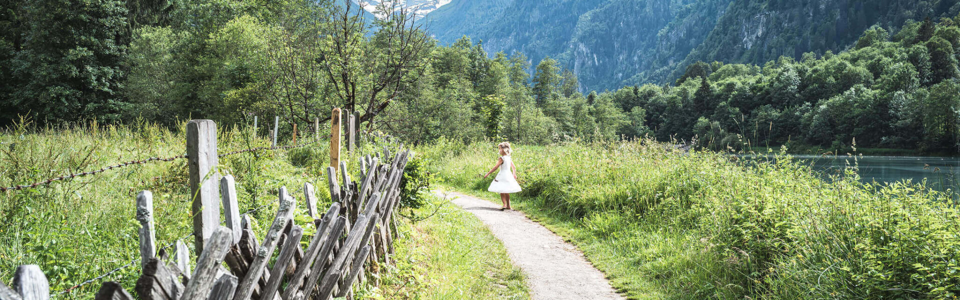 Mädchen bei einem Spaziergang in Kaprun