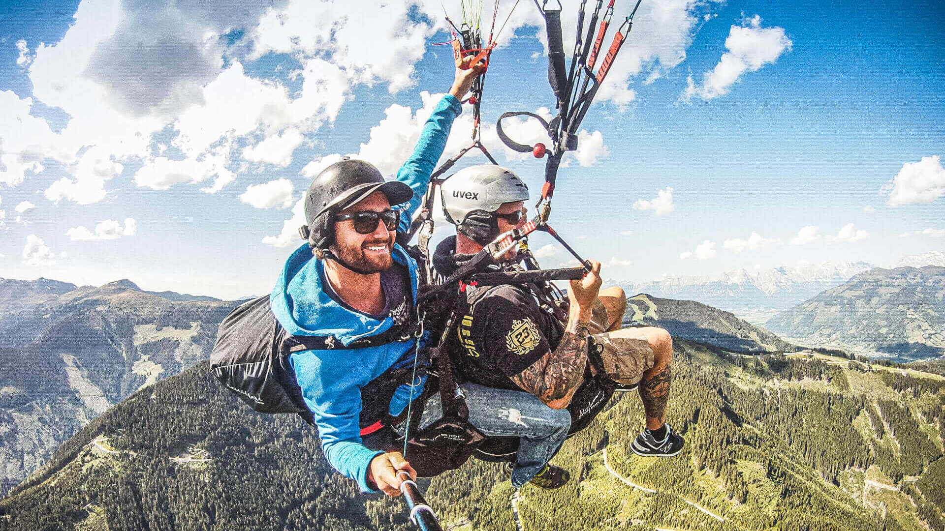 Sepp fliegt mit Gast über den Bergen von Kaprun, Tandem Paragliding Kaprun, Falken Air