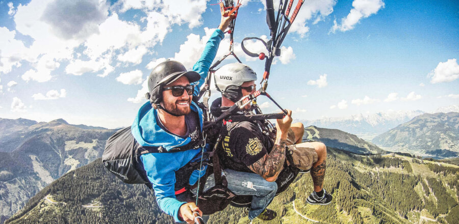 Sepp fliegt mit Gast über den Bergen von Kaprun, Tandem Paragliding Kaprun, Falken Air
