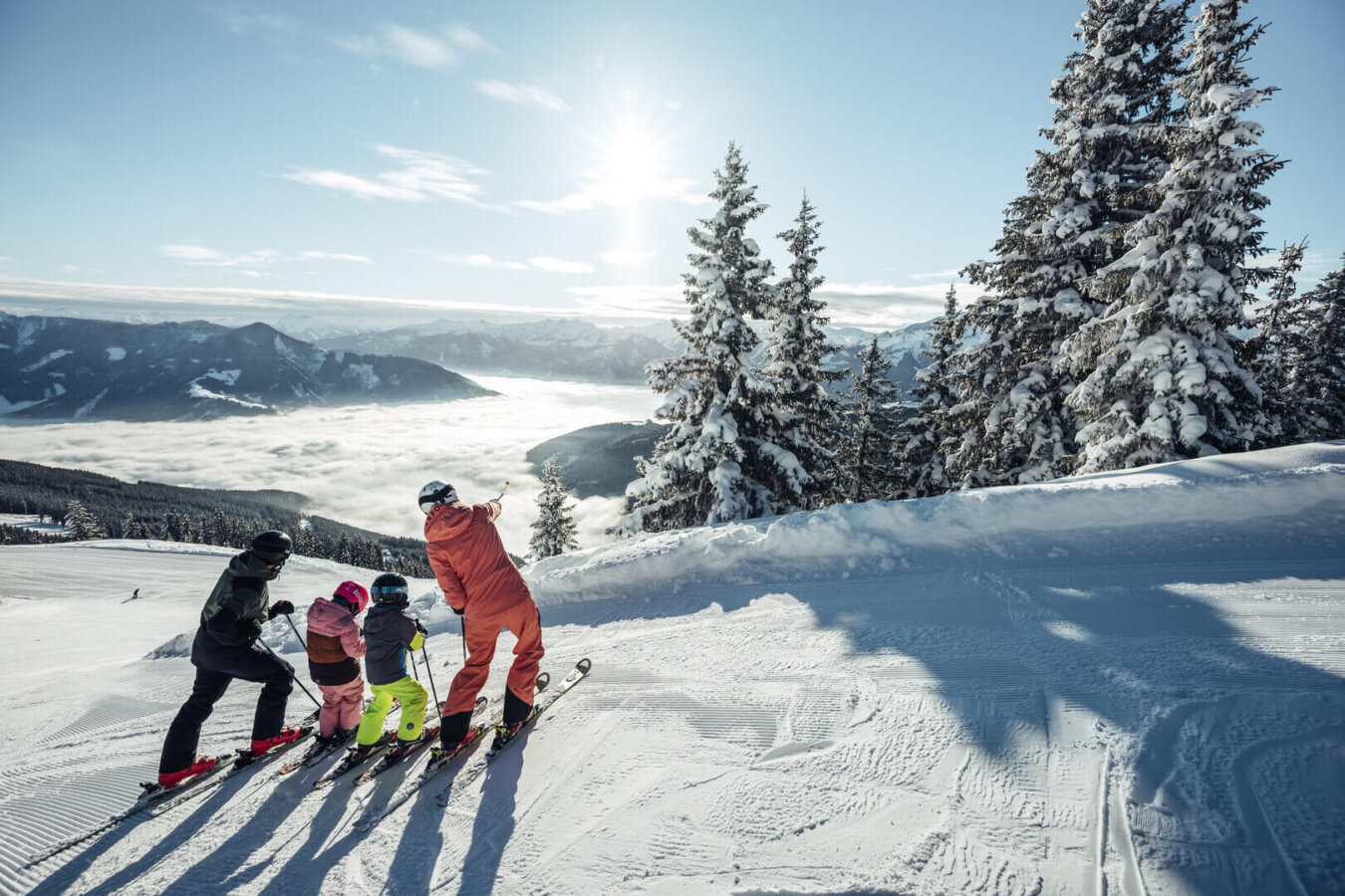 Familie mit Kindern beim Skifahren, Zell am See Kaprun