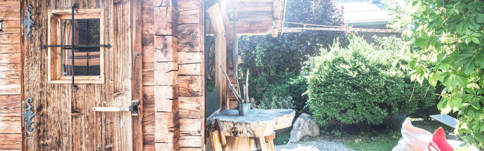 Almhüttensauna im Sommer mit Sonnenschein