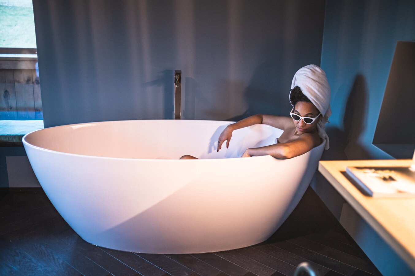 Frau in freistehender Badewanne im Premium Studio Vogelfrei im Hotel Falkenstein in Kaprun