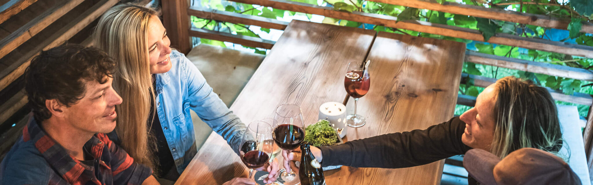 Freunde in der Weinlaube im Hotel Falkenstein in Kaprun