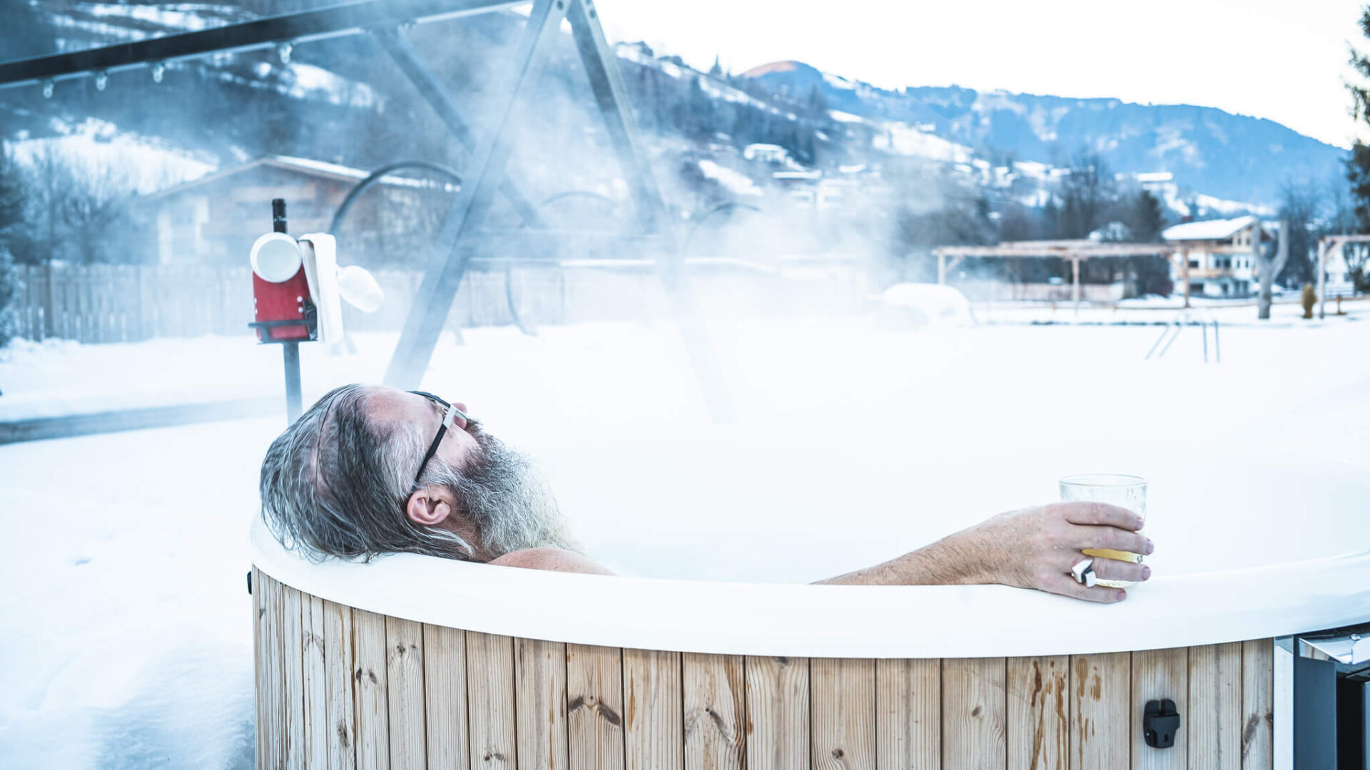Mann relaxed im Hot Pot im Winter im Hotel Falkenstein in Kaprun nahe Kitzsteinhorn