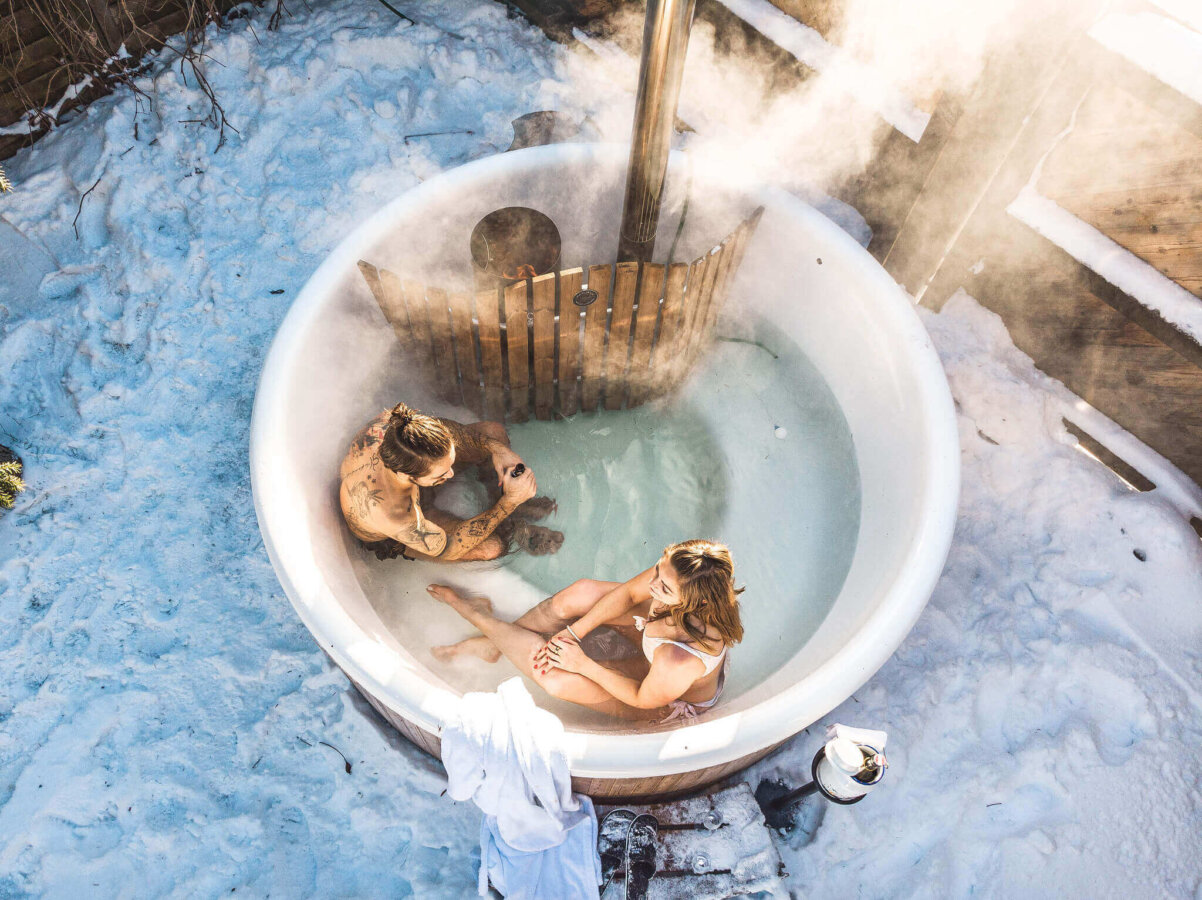 Pärchen im private Spa im Outdoor Hot Tub