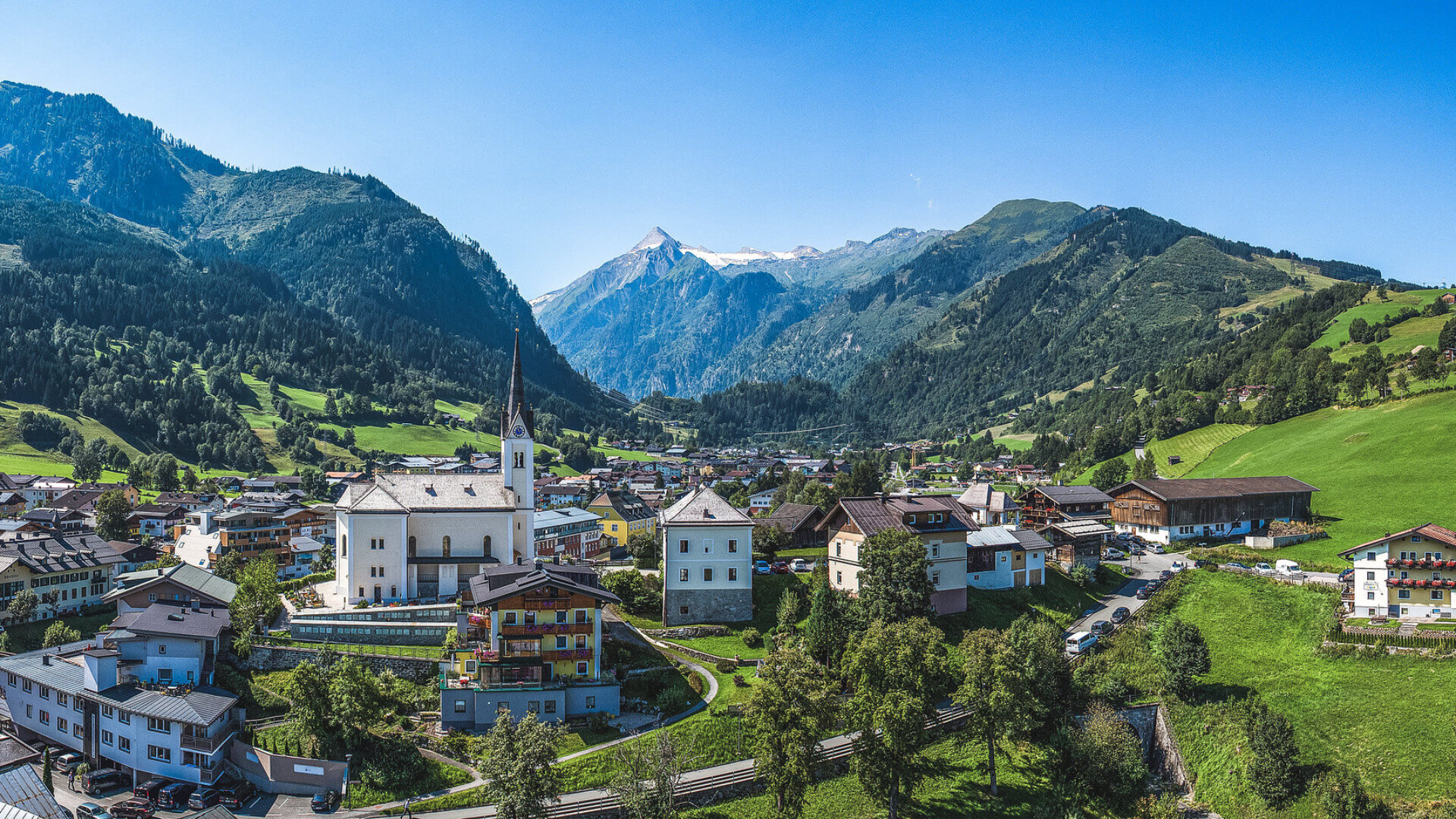 Kapruns Ortszentrum mit dem Kitzsteinhorn im Hintergrund