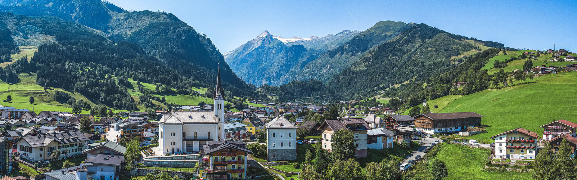Kapruns Ortszentrum mit dem Kitzsteinhorn im Hintergrund
