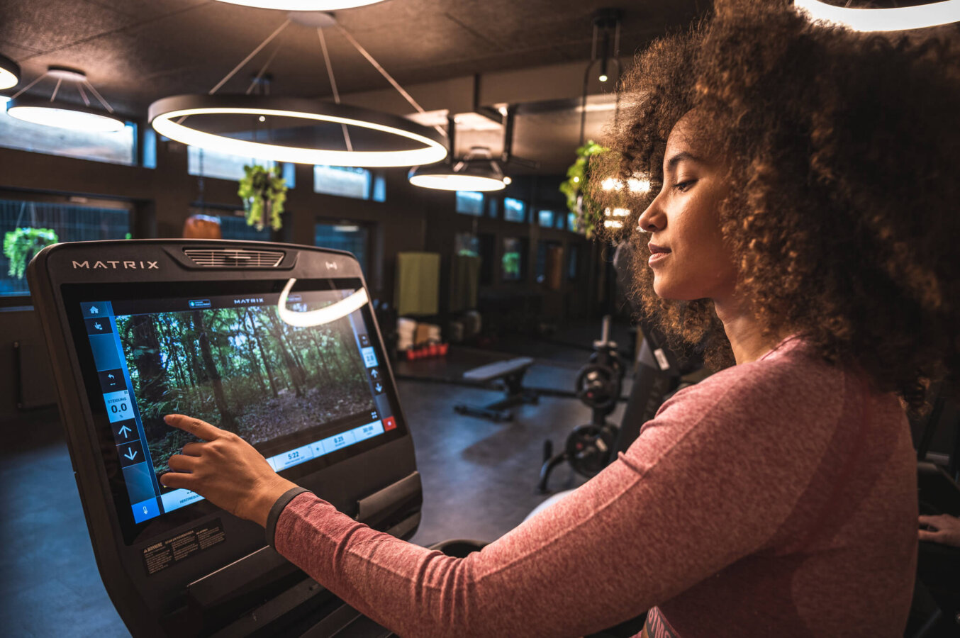 Frau am Matrix Laufband mit Touchdisplay