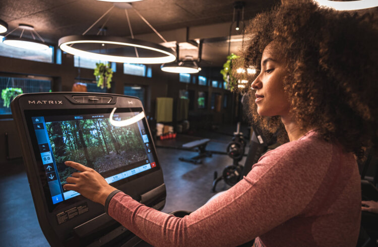 Frau am Matrix Laufband mit Touchdisplay