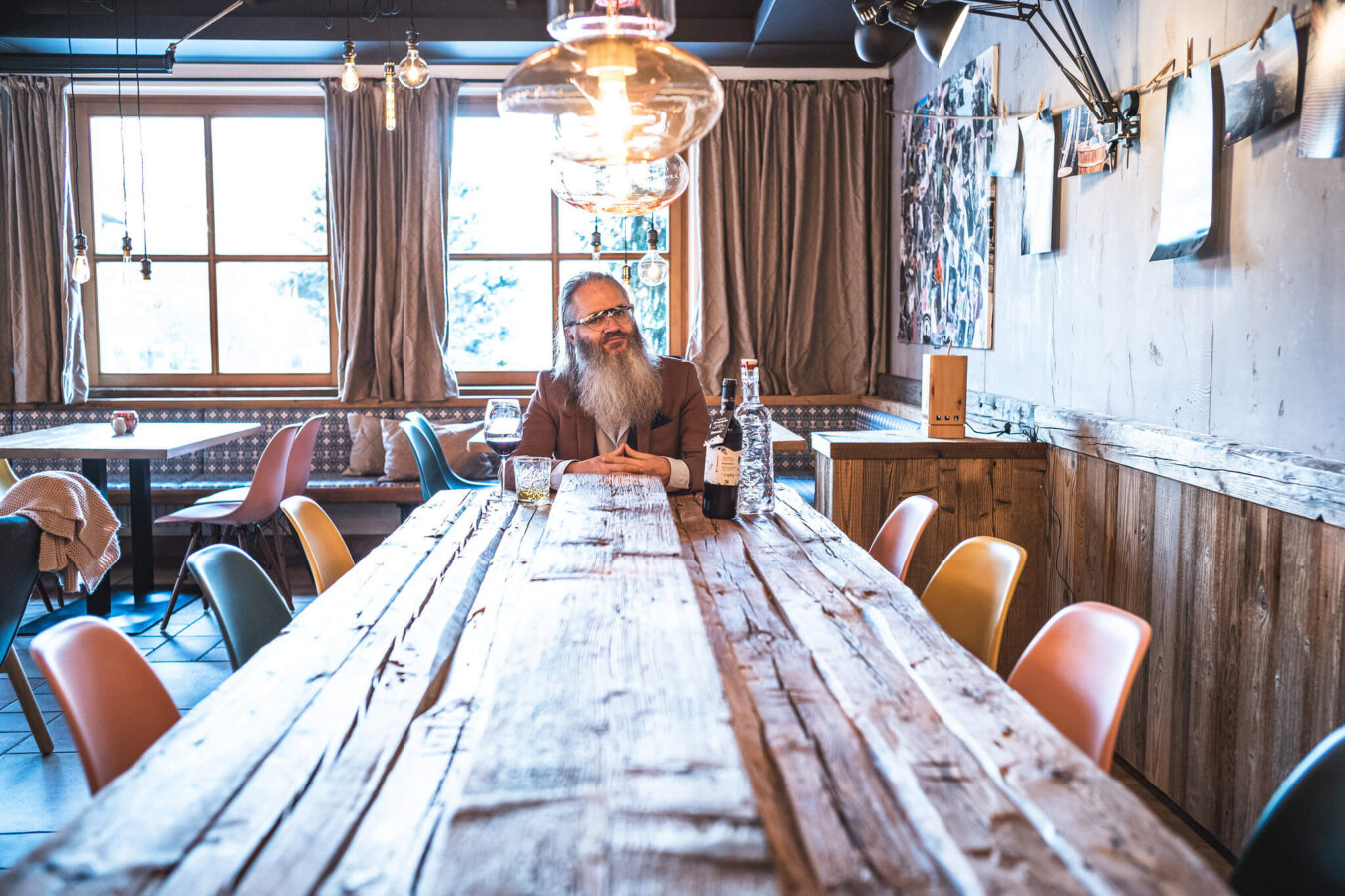 Mann am Tisch im Restaurant Federspiel, Kaprun