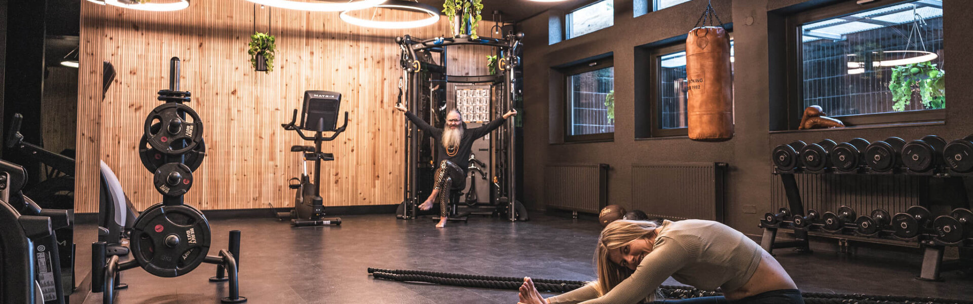 Paar im Gym beim Aufwärmen