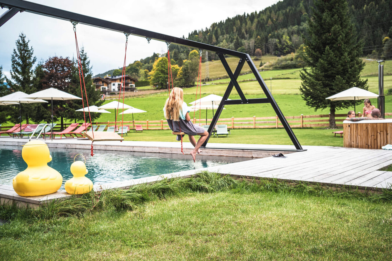Badespaß garantiert beim Badeurlaub in Kaprun mit Schaukel über dem Badeteich und Hot Tube