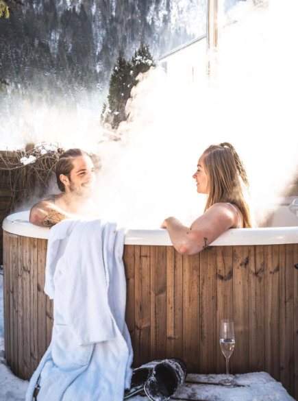 Paar im Outdoor Hot Tub