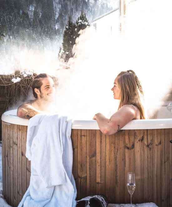 Paar im Outdoor Hot Tub