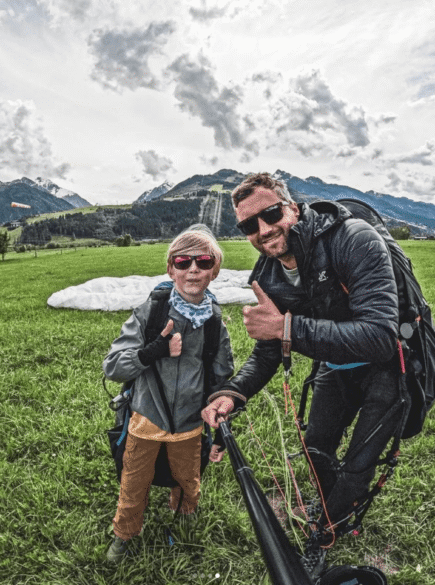 Tandem Paragliding mit einem jungen Fluggast