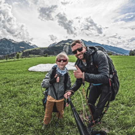 Tandem Paragliding mit einem jungen Fluggast