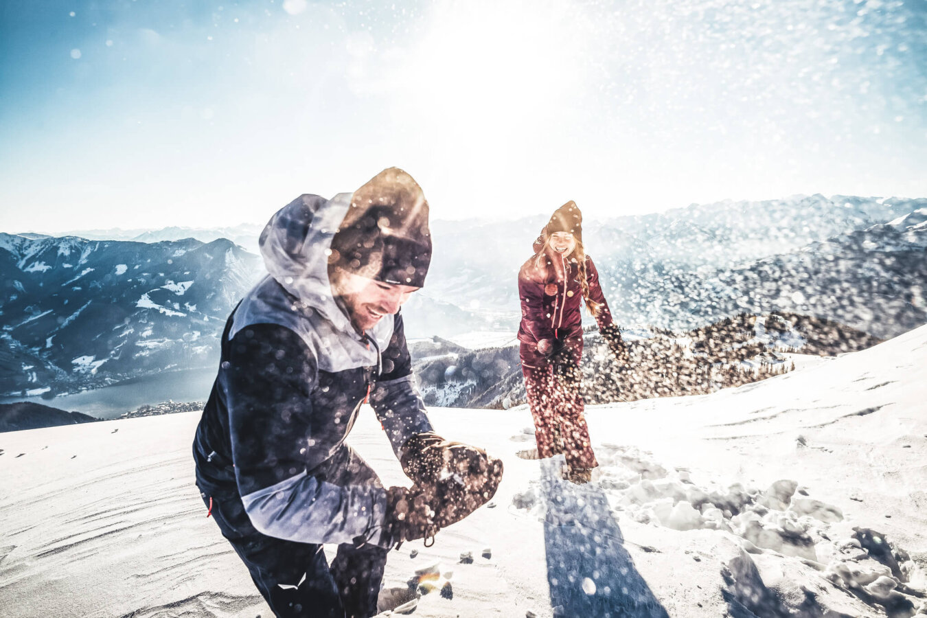 Ein Paar bei einer Schneeballschlacht