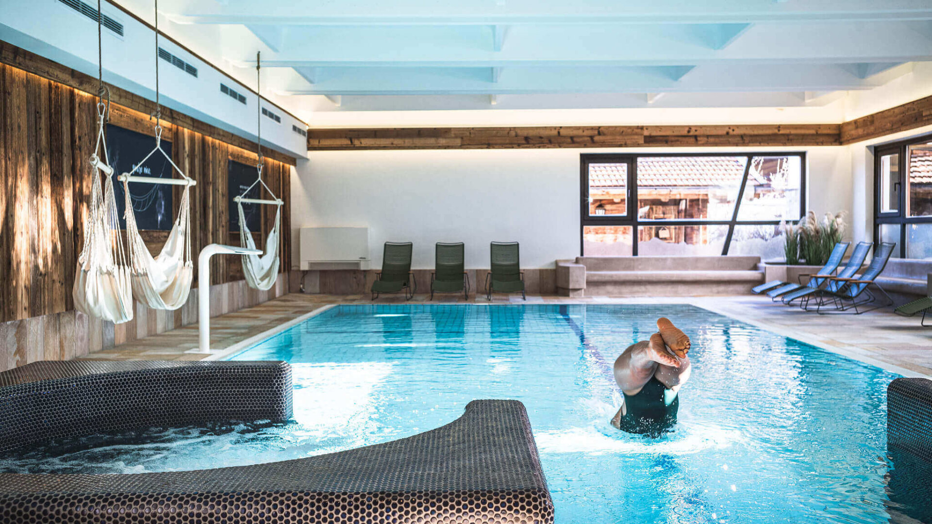 Ein erfrischender Sprung ins Hallenbad