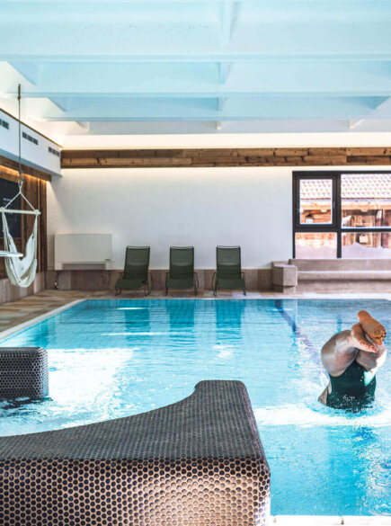 Ein erfrischender Sprung ins Hallenbad