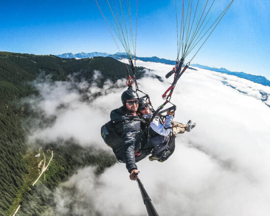 Tandemflug über den Wolken