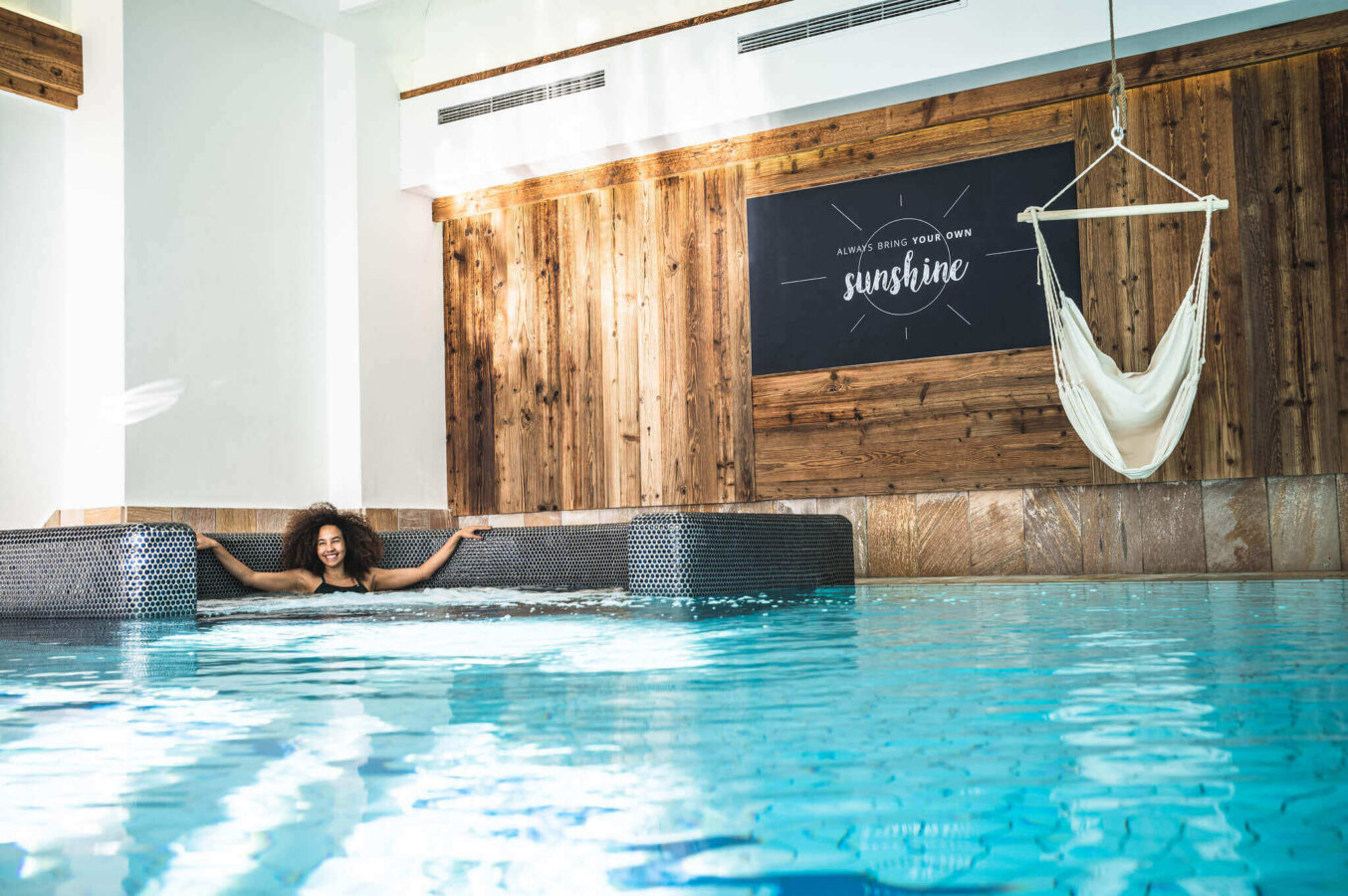 Frau im Whirlpool im Hallenbad