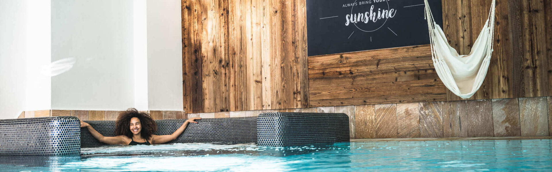 Frau im Whirlpool im Hallenbad
