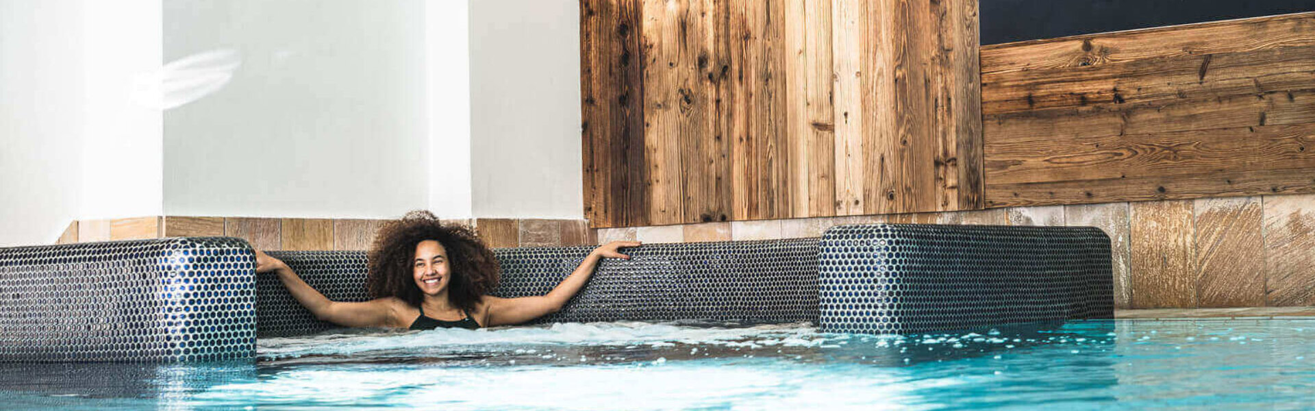 Frau im Hallenbad im Flying Spa im Hotel Falkenstein