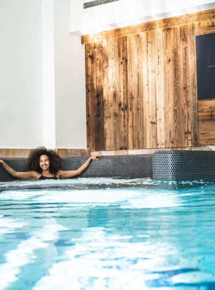 Frau im Hallenbad im Flying Spa im Hotel Falkenstein