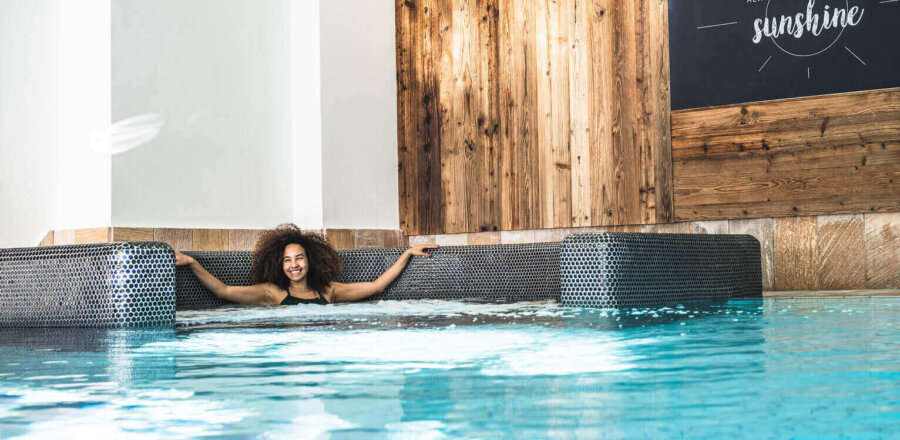 Frau im Hallenbad im Flying Spa im Hotel Falkenstein
