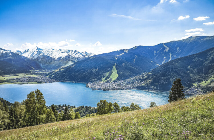 Aussicht auf den Zeller See und Zell am See, Kaprun im Sommer